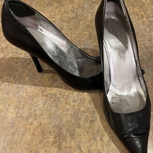 Guess black leather pumps